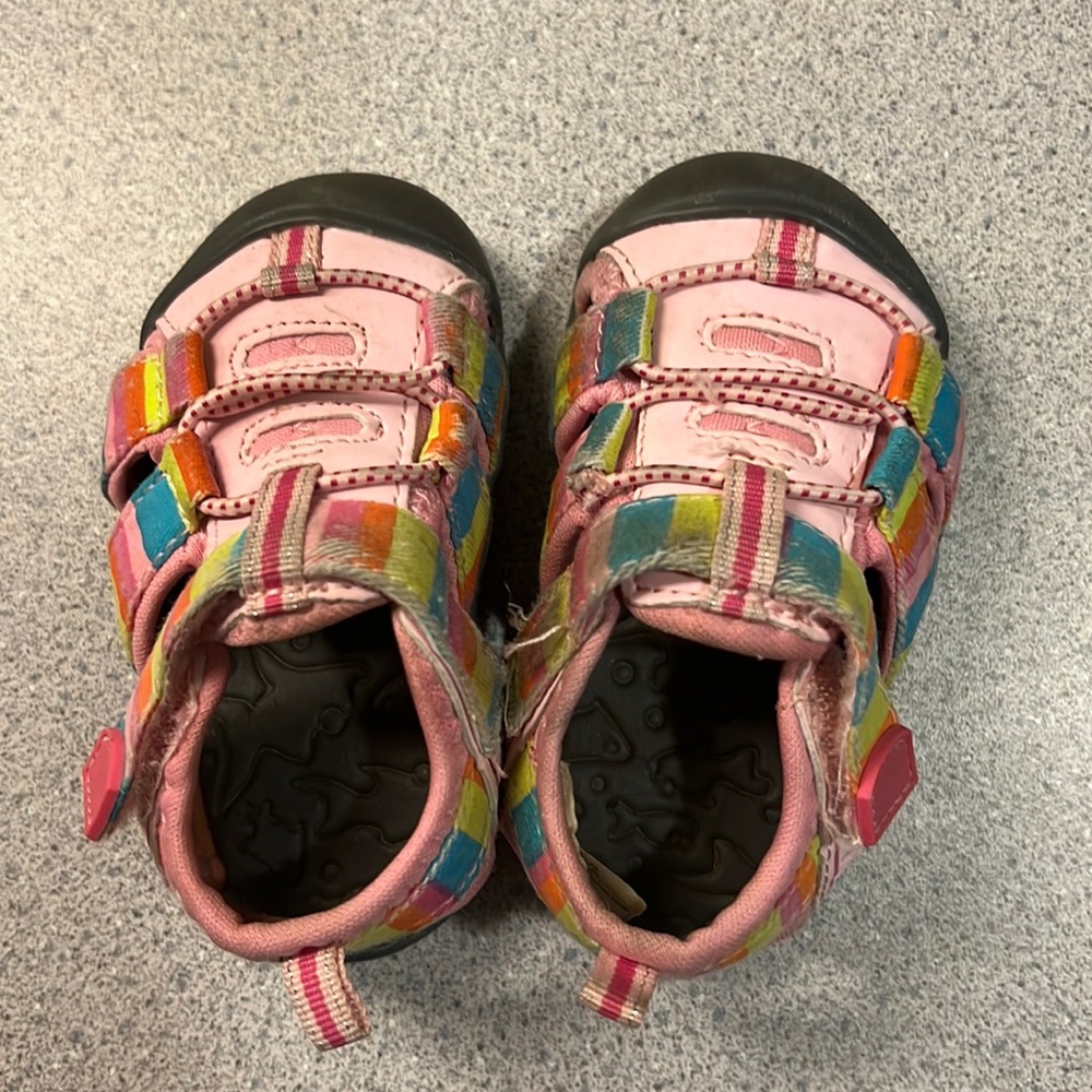 Size 4 little girl sandals with Velcro strap $8